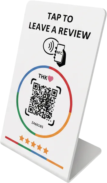 Reviewstandaard op de toonbank, met NFC-symbool en QR-code naar de Google-pagina